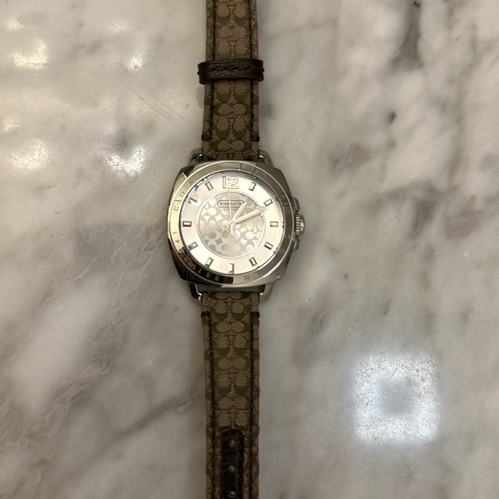 Gorgeous Coach Leather band watch - Picture 3 of 5